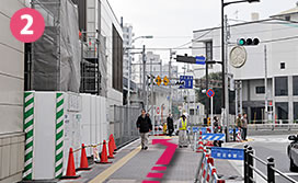 南千住駅の西口を出て左へ(西へ)高架沿いに100mほど進みます。